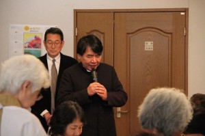婦人会の新年会のために祈りを奉げる木村司祭